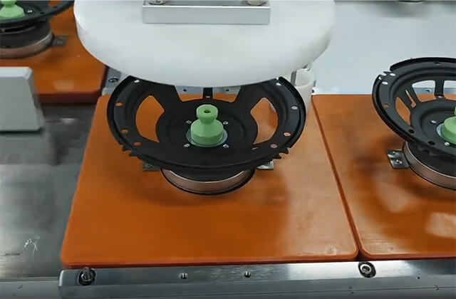 汽車?yán)冉M裝流水線