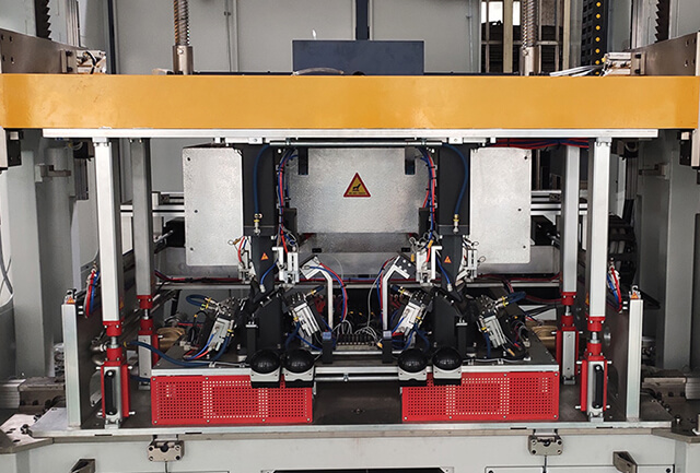 汽車內(nèi)飾自動包覆設(shè)備