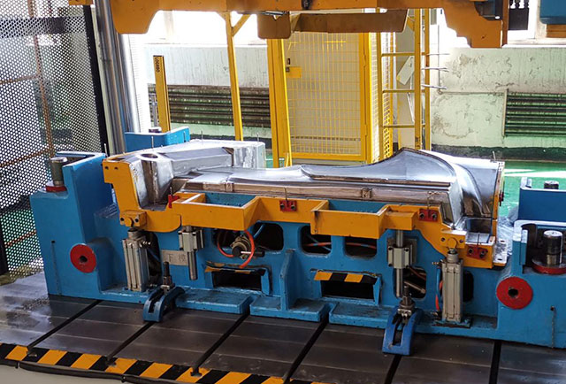 汽車內(nèi)飾件成型液壓機