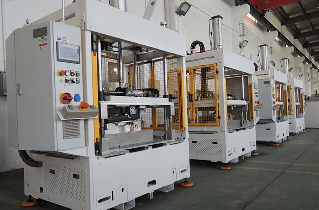 汽車扶手包覆設備