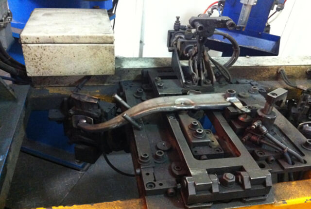 雙工位汽車踏板焊接工作站